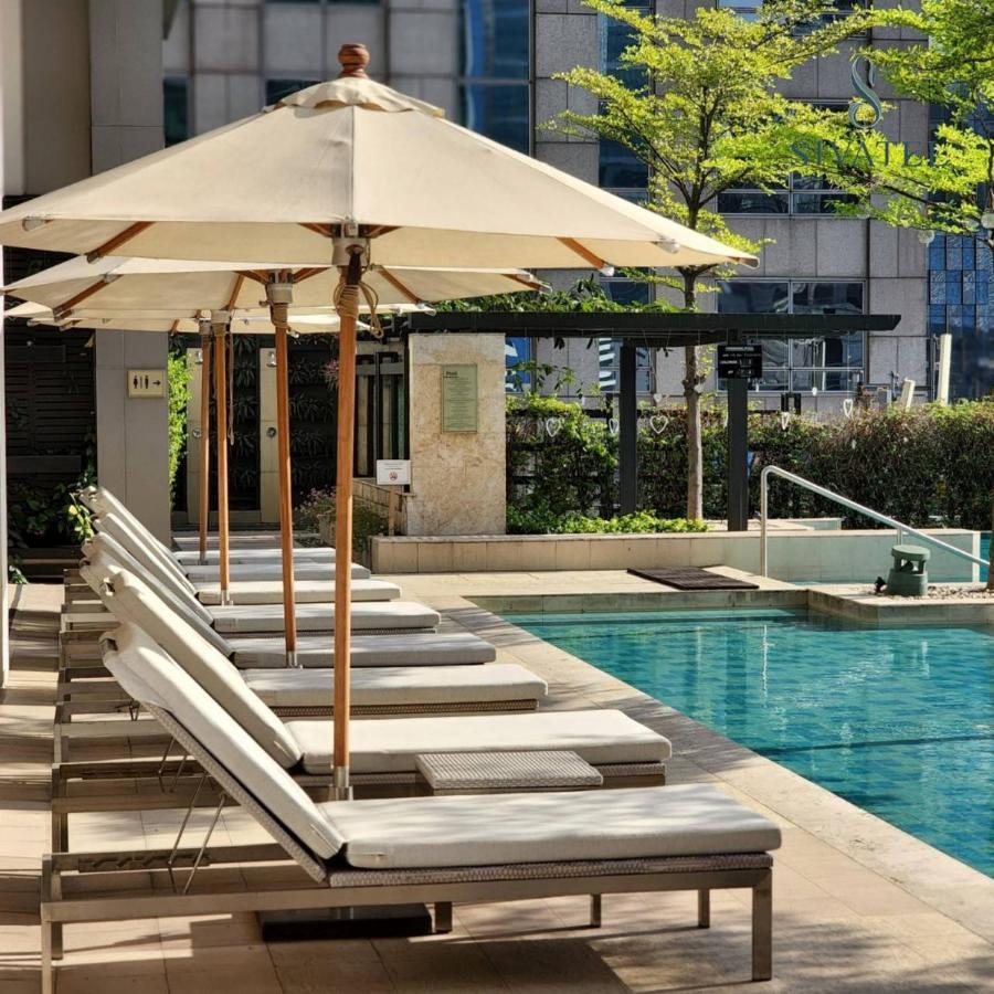 Sivatel Bangkok Hotel Exterior foto The pool at the hotel