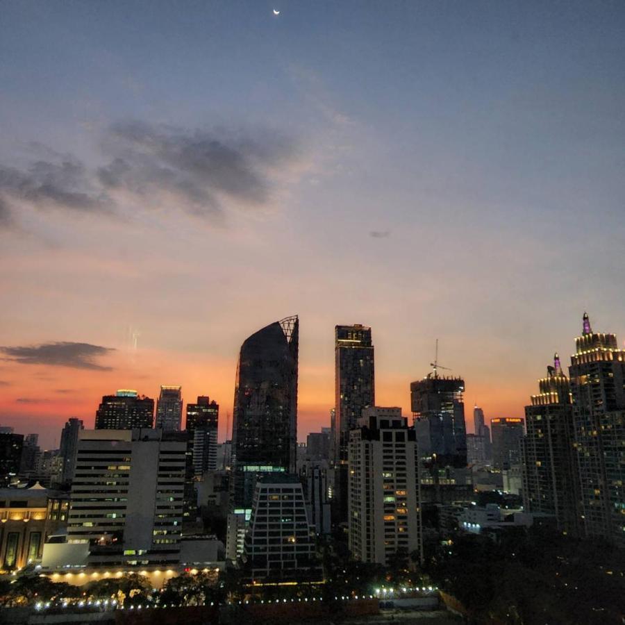 Sivatel Bangkok Hotel Exterior foto The Makati skyline at sunset