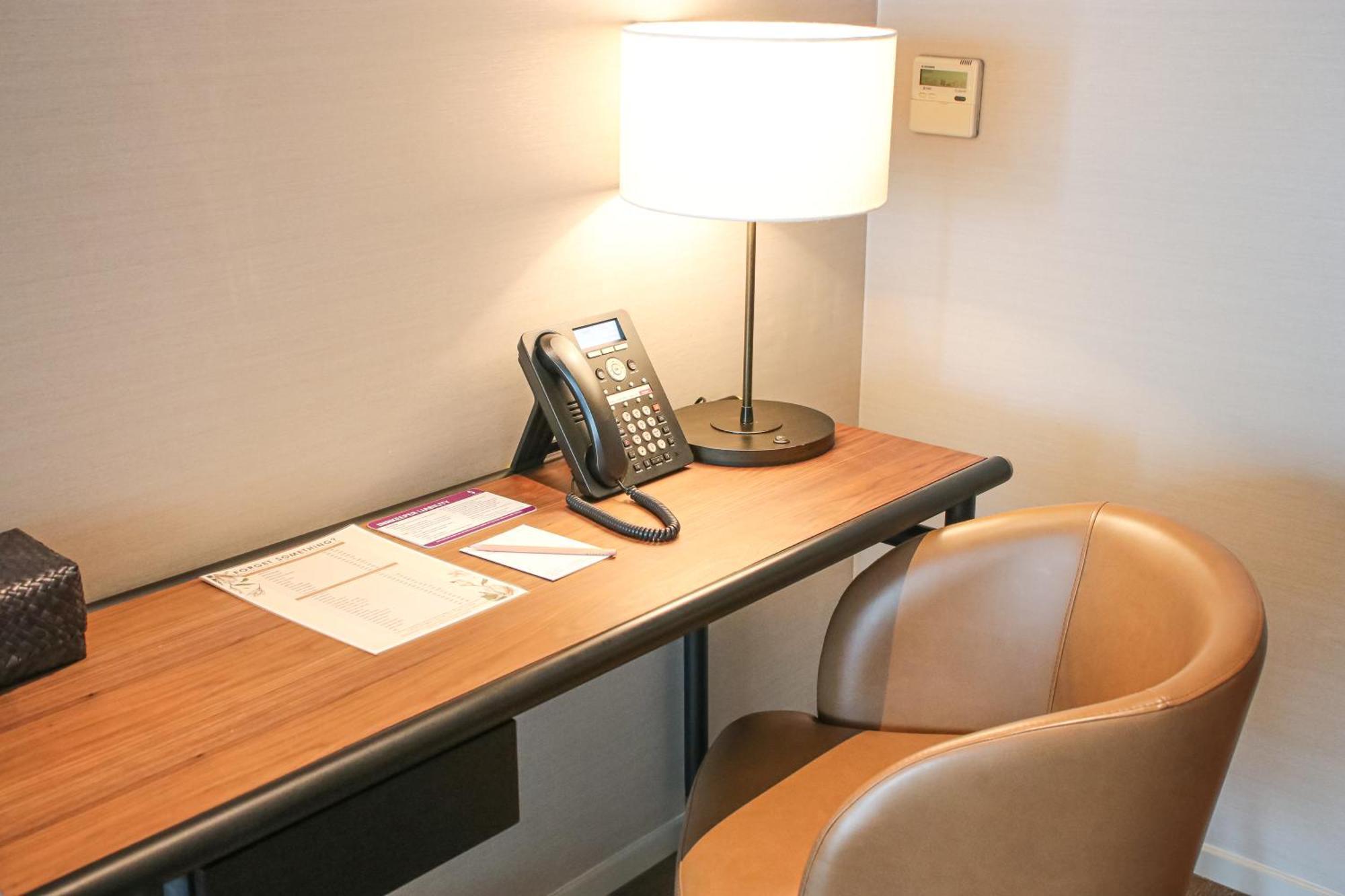 Sivatel Bangkok Hotel Exterior foto A desk with a telephone