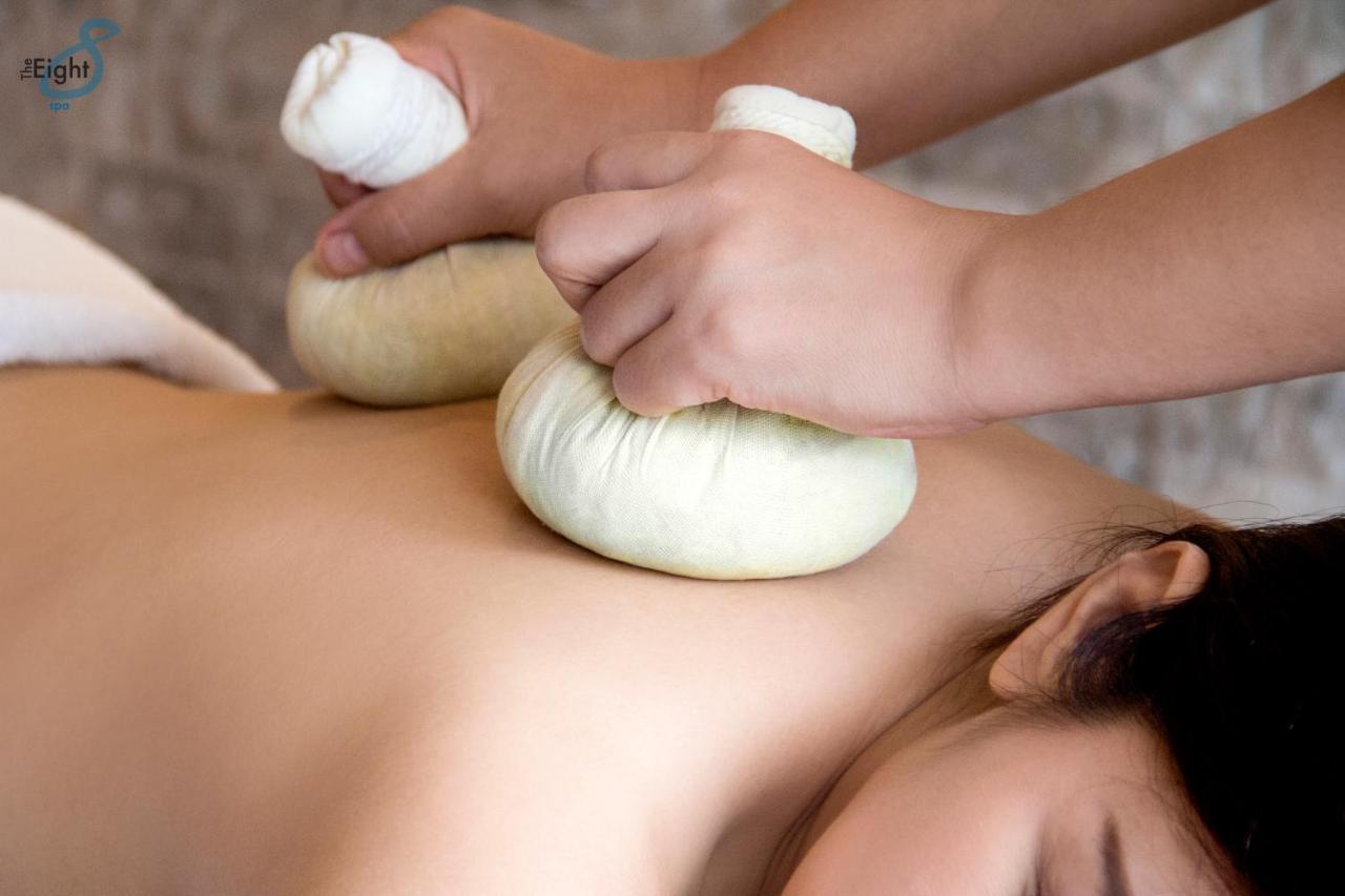 Sivatel Bangkok Hotel Exterior foto Thai herbal compress massage