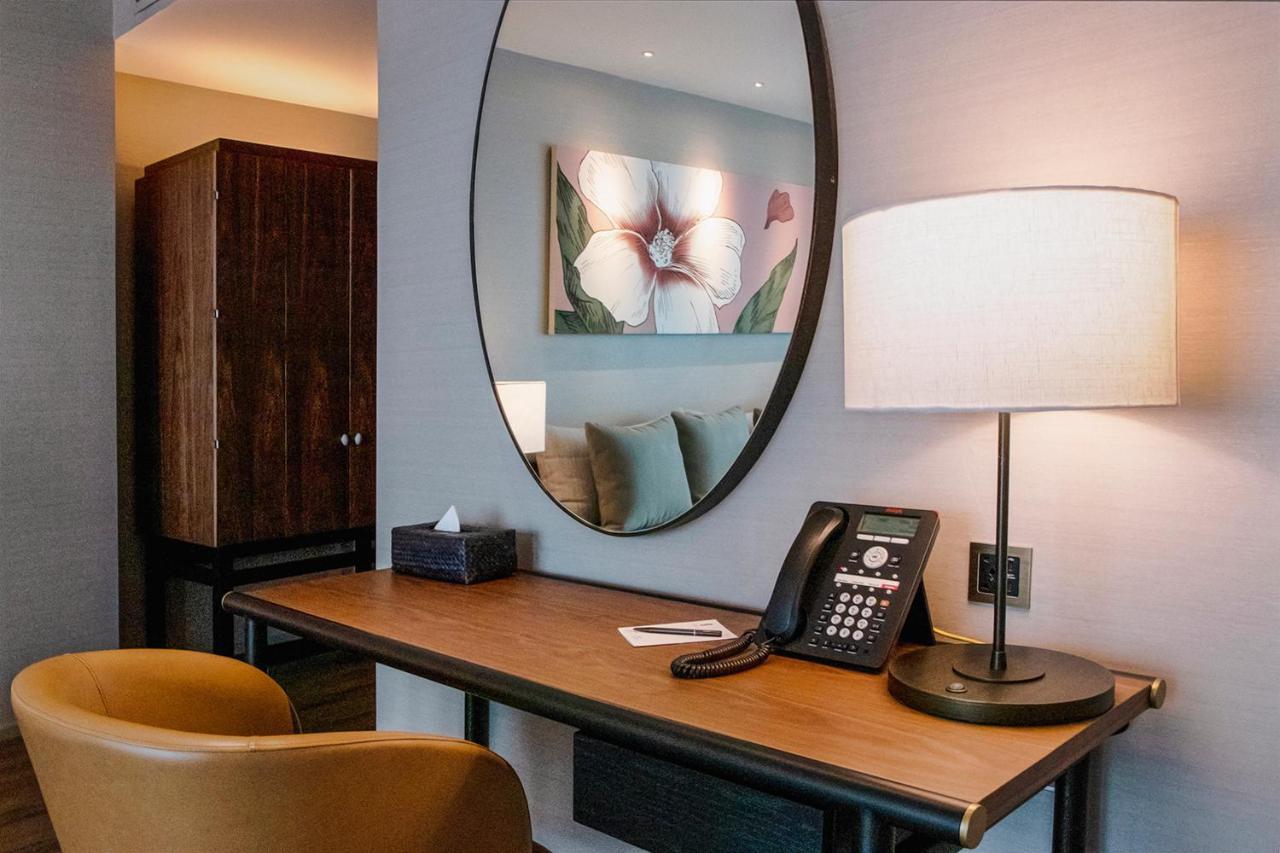 Sivatel Bangkok Hotel Exterior foto A desk with a telephone