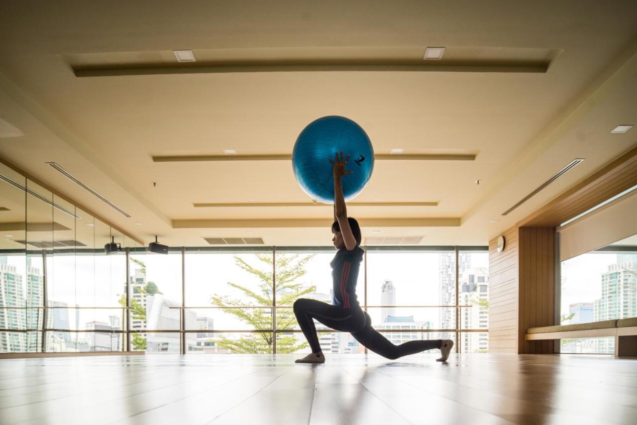 Sivatel Bangkok Hotel Exterior foto A woman using a Swiss ball