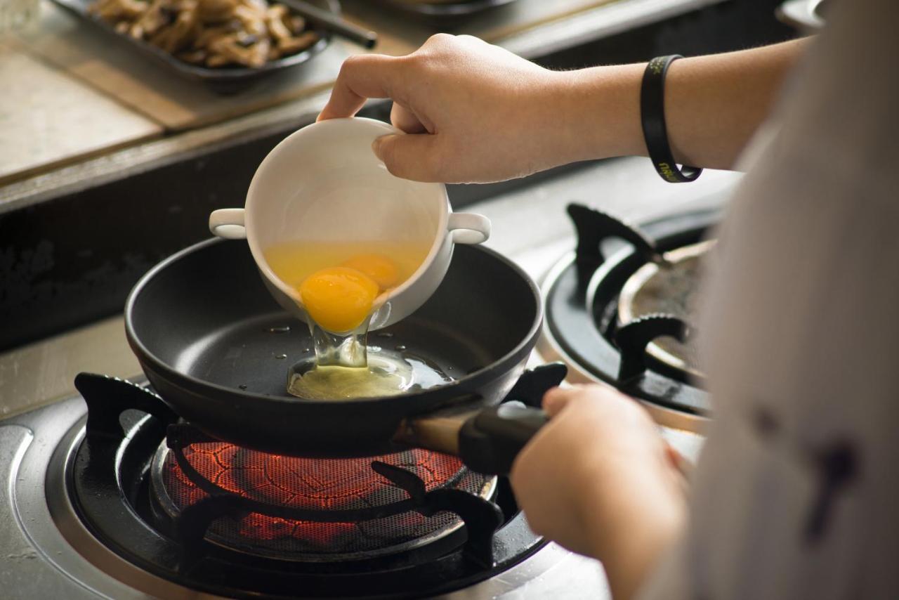 Sivatel Bangkok Hotel Exterior foto Egg being poured into a pan